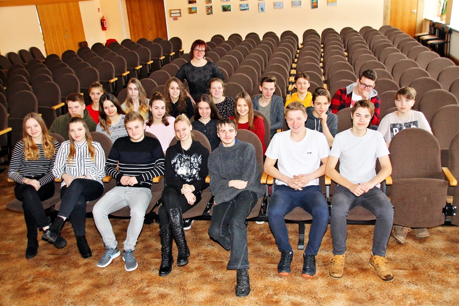 Mūzika, māksla, sports aizrauj Iecavas vidusskolas 9.a klases audzēkņus. Attēlā viņi kopā ar savu skolotāju Anitru Taureni.
Autors: Uldis Varnevičs