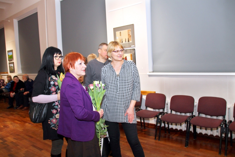 Jadviga Šlosberga (vidū) kopā ar izstādes apmeklētājiem.
Autors: Uldis Varnevičs