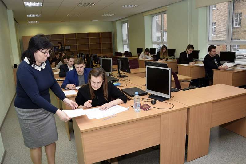 Īslīces vidusskolas direktores vietniece Egita Dreimane izdala eksāmena materiālus.
Autors: Ivars Bogdanovs