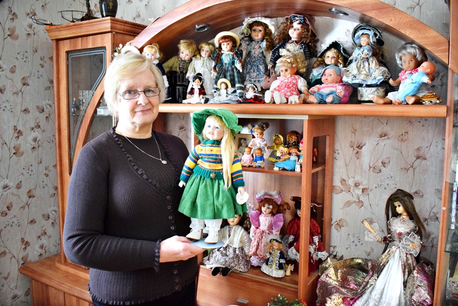 Irina Samule, leļļu kolekcionāre no Kurmenes, turot rokās Klāru, uzsver: «Nevajag domāt par to, ko nevar mainīt, ir jādomā par to, ko var paveikt.»
Autors: Žanna Zālīte