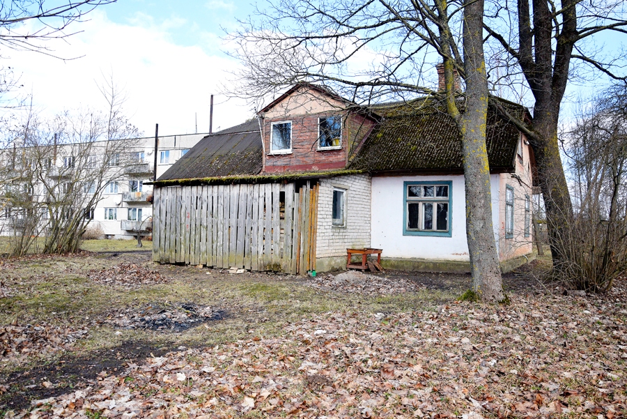 Jaunsardzes kustība Bauskas novadā turpina izvērsties. Ir vēlme Griķu skolā izveidot novada vienībām mācību telpas un noliktavu attēlā redzamajā ēkā, kam jāremontē jumts.
Autors: Ivars Bogdanovs