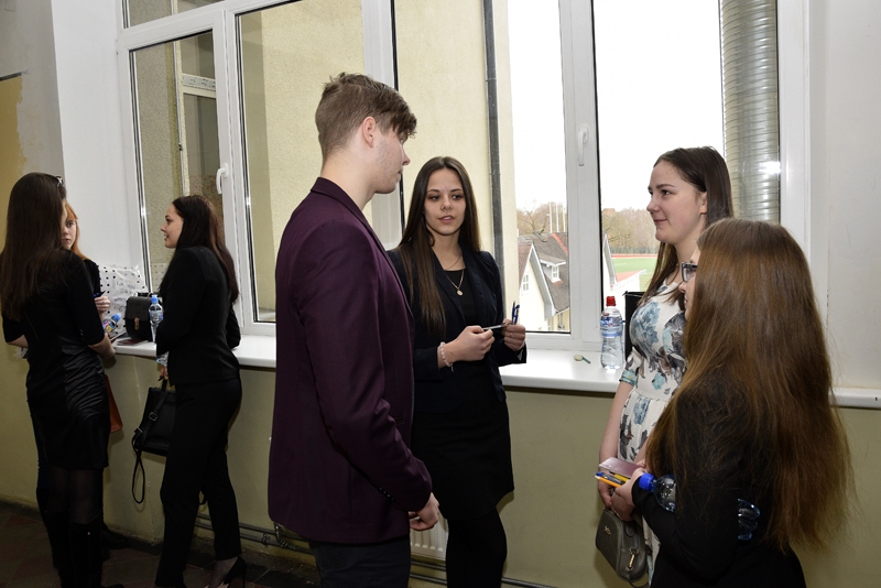 Īslīces vidusskolas 12. klases audzēkņi brīdi pirms došanās uz krievu valodas eksāmenu Bauskas Valsts ģimnāzijā.
Autors: Ivars Bogdanovs