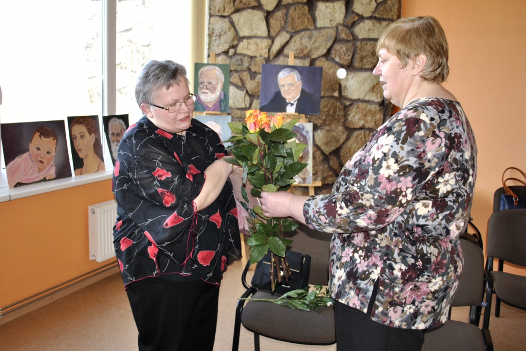 Jaņiņu Kursišu (no kreisās) izstādes atklāšanā sveic Grenctāles bibliotēkas vadītāja Baiba Kopilova.
Autors: Vilnis Auzāns