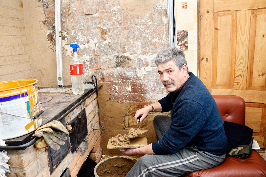 Jānis Turks atvaļinājuma laiku izmanto mājas remontam, atjauno virtuves plīti.
Autors: Ivars Bogdanovs