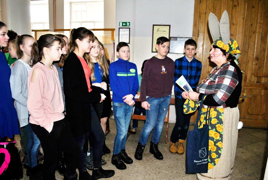 Bauskas sākumskolas skolēni dodas meklēt testamentu.
Autors: Vilnis Auzāns