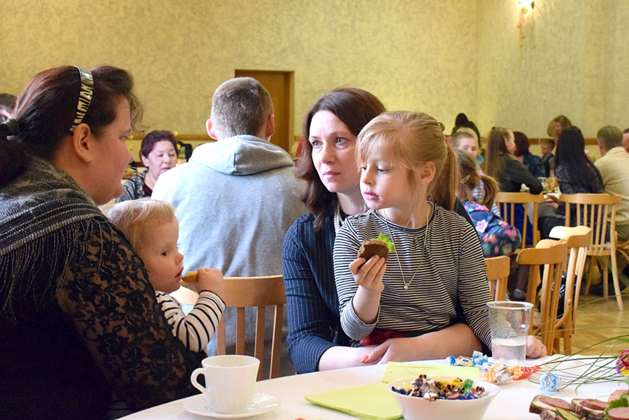 Evita Caune (no labās), Vecumnieku novada bāriņtiesas priekšsēdētāja, izmanto iespēju aprunāties ar aizbildni Ivetu Dauguli no Burtnieku novada, kura sarīkojumu apmeklēja kopā ar abām meitenītēm –  Līgu Vitu (no labās) un mazo Samantu.
Autors: Žanna Zālīte