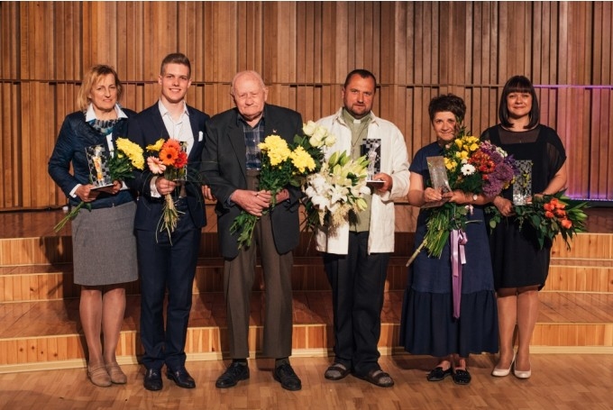Pērnā gada apbalvojuma laureāti: Aija Ziemeļniece, Ralfs Rogaļevs, Voldemārs Birznieks, Andrejs Mediņš, Kristīne Karele un Alda Skrastiņa.
Autors: Publicitātes foto.