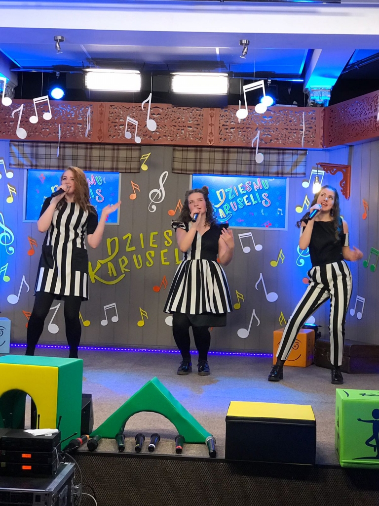 Bauskas meiteņu popgrupa «Doremi», ierakstot dziesmu «The Sweet Escape» konkursam «Dziesmu karuselis». Tērpiem skices zīmēja pašas grupas dalībnieces. Fotogrāfijā Aleksandra Nazarova (no kreisās), Katrīna Kazlauska un Diāna Semaka.
Autors: no grupas albuma