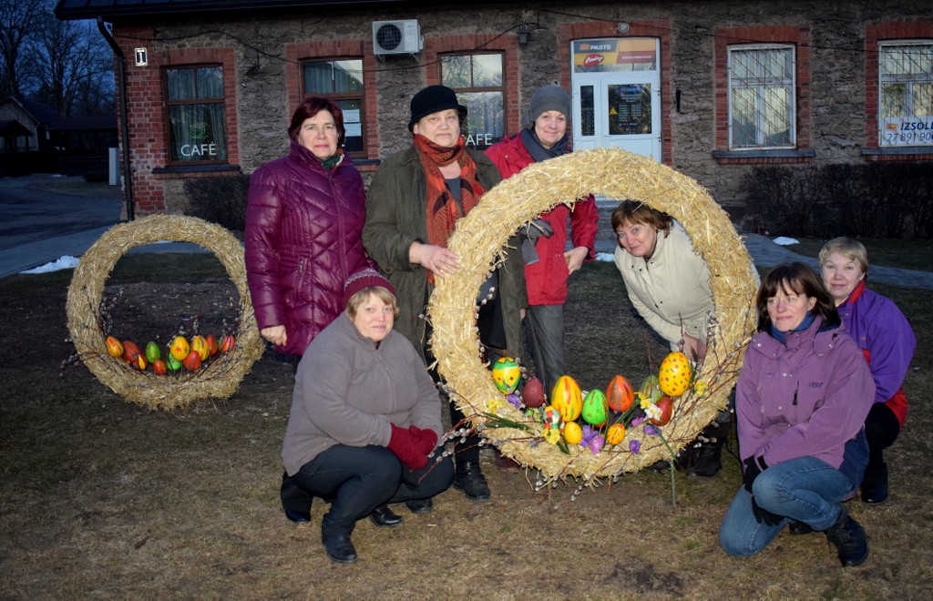 «Mēmelītes» sievu veidotās Lieldienu kompozīcijas Skaistkalnes centrā tika izvietotas 21. martā pēc saulrieta.
Autors: Žanna Zālīte