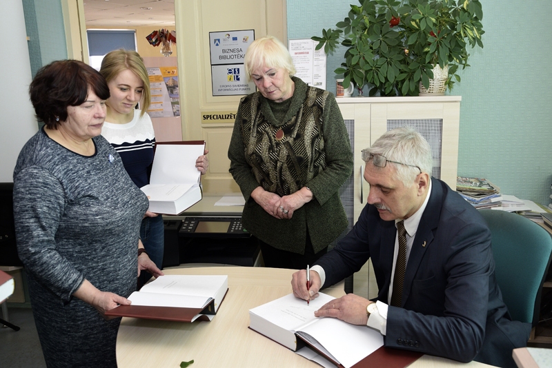 Izdevuma «Ikvienam no mums ir vai ir bijis savs sapnis» autors Zigurds Beinerts parakstās savā grāmatā.
Autors: Ivars Bogdanovs