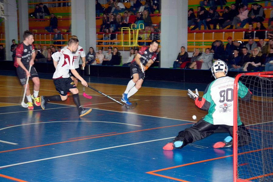 «SC «Mēmele»/Code» komandas spēlētāja Artūra Žilinska (no labās) metienu atvaira pretinieku vienības «Aizkraukle/Koknese» vārtsargs.
Autors: Ivars Bogdanovs