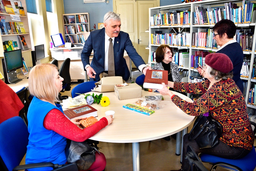 Zigurds Beinerts, grāmatas «Ikvienam no mums ir vai ir bijis savs sapnis» autors, sniedz izdevumu Inārai Baļukai. Savs grāmatas eksemplārs būs arī baušķeniecei Leldei Grosbardei (no kreisās). Bauskas Centrālās bibliotēkas direktore Baiba Tormane (stāv) par izdevuma tapšanu sarunājas ar Annu Grambergu.
Autors: Ivars Bogdanovs