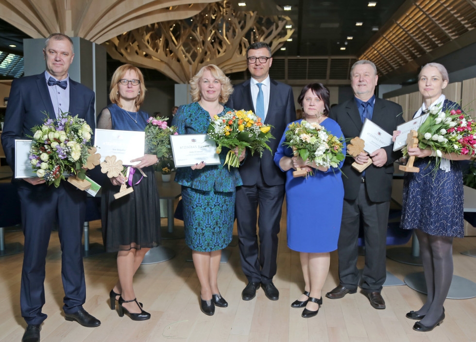 Apbalvotie sociālie darbinieki kopā ar labklājības ministru Jāni Reiru (vidū). Anda Krūmiņa – līdzās ministram, trešā no kreisās.
Autors: Labklājības ministrija