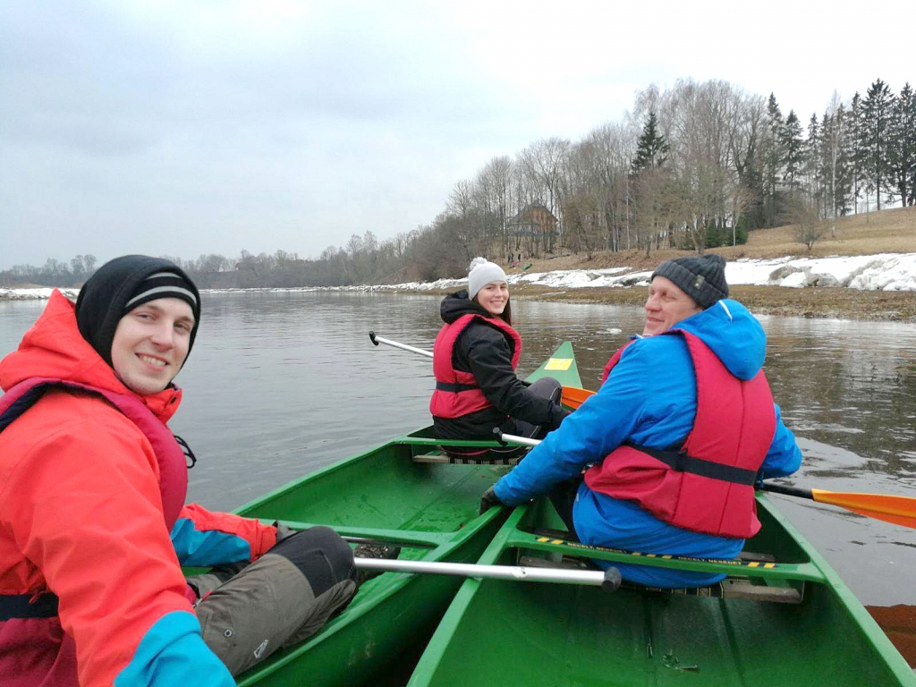 Laivošanas sezonu Lielupē 25. martā atklāja Dagnis Kļaviņš (no labās) kopā ar dēlu Reini Kļaviņu un viņa draudzeni Mariju Dūdumu.
Autors: no uzņēmuma albuma