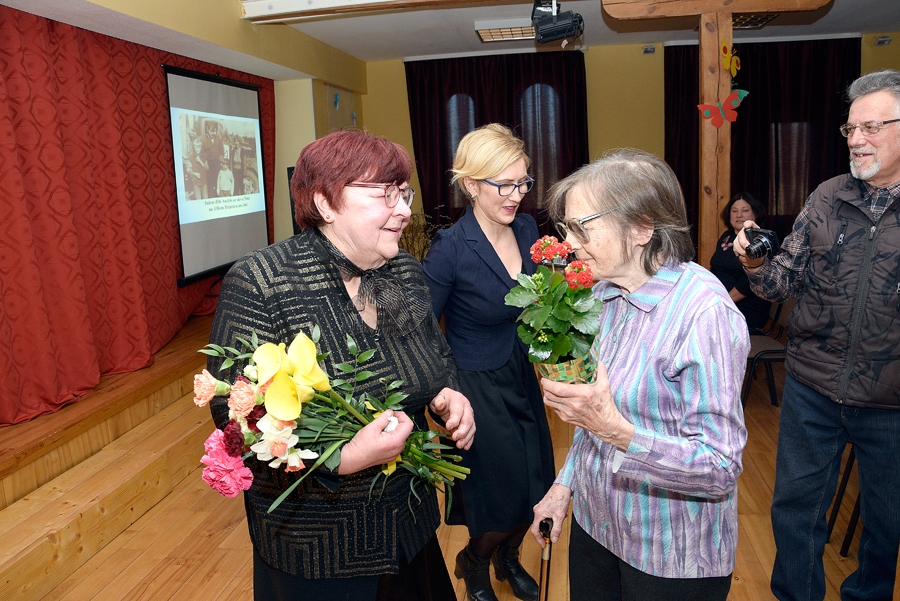 Vecsaulietes. Grāmatas autore Silvija Beitiņa (no kreisās) sarunu brīdī ar Ilgu Štrausi.