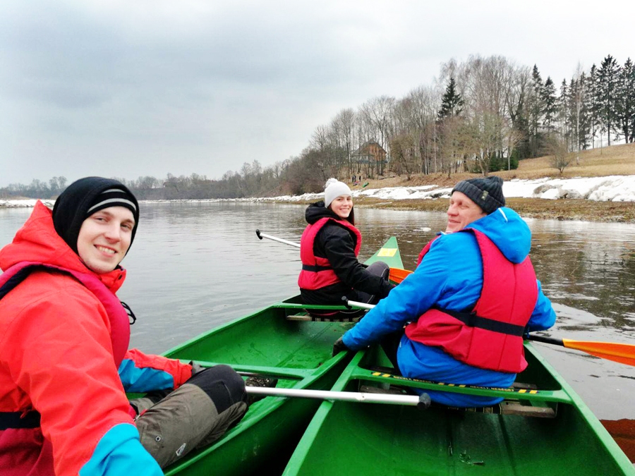 Laivošanas sezonu Lielupē 25. martā atklāja Dagnis Kļaviņš (no labās) kopā ar dēlu Reini Kļaviņu un viņa draudzeni Mariju Dūdumu.
Autors: no uzņēmuma albuma
