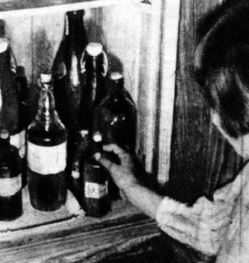 «Sargājiet bērnus no briesmām! Žurku indei vai citām kaitīgām vielām nav vietas pieliekamajā kambarī», 1939. gadā rakstīja žurnāls «Atpūta».
Autors: no Bauskas muzeja krājuma