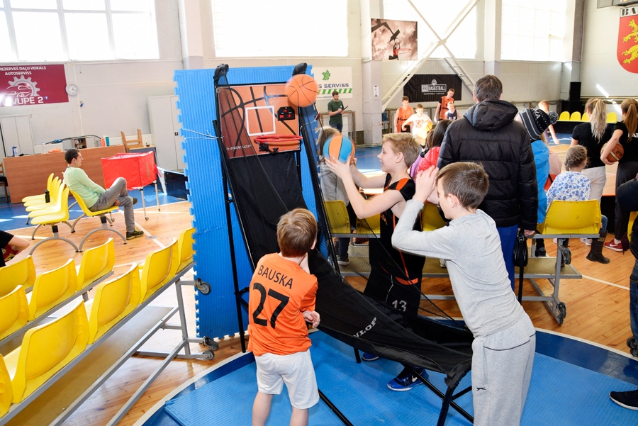 Basketbola svētku galvenie un aktīvākie dalībnieki ir Bauskas skolēni.
Autors: Ivars Bogdanovs