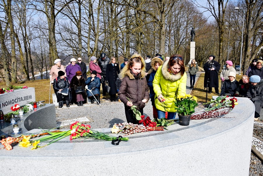 Bauskā, piemiņas vietā represētajiem, gulst ziedi.
Autors: Ivars Bogdanovs