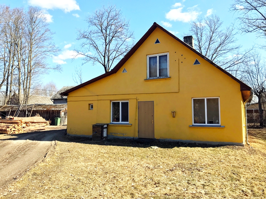 Saulainē koku ieskautās mājas «Kļavas».
Autors: Artūrs Dulbe