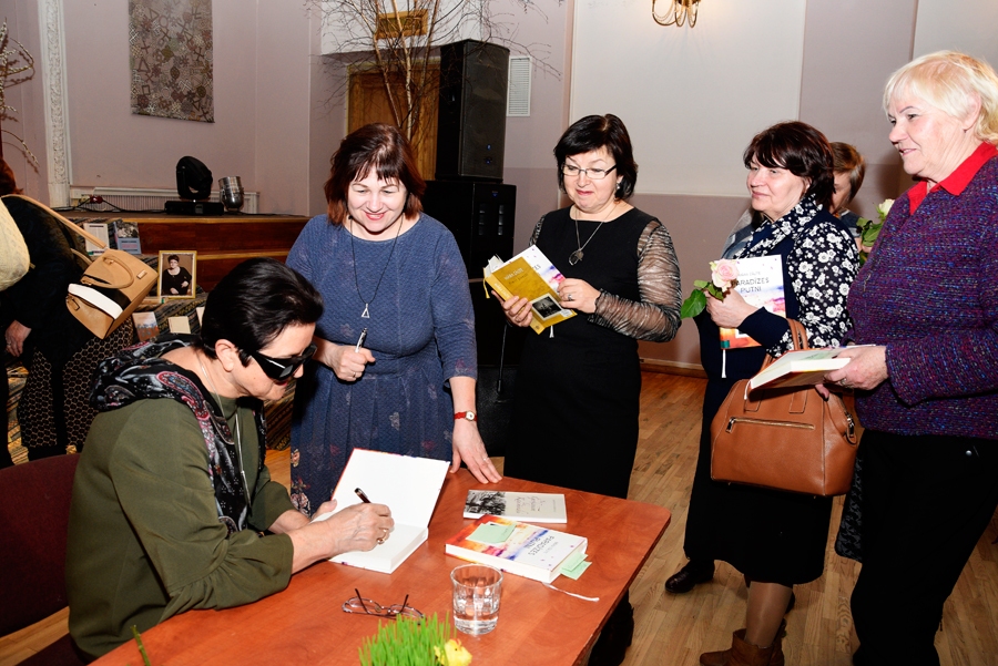 Pēc autogrāfa. Skolotājas Dina Ālmane (otrā no kreisās) un Inga Briede, kā arī bibliotekāres Valentīna Tarvide un Inta Krieviņa lūdz rakstnieces Māras Zālītes autogrāfu.
Autors: Ivars Bogdanovs