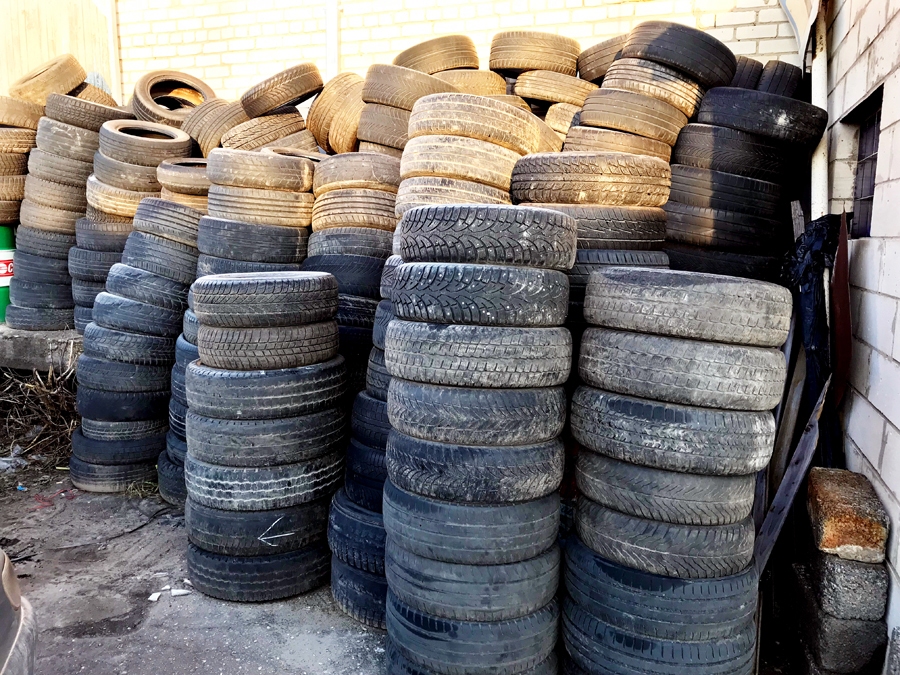 Daudzviet arī Bauskā vērojamas nolietoto riepu kaudzes, kuras pašlaik Latvijā nav, kur likt.
Autors: no «Bauskas Dzīves» arhīva