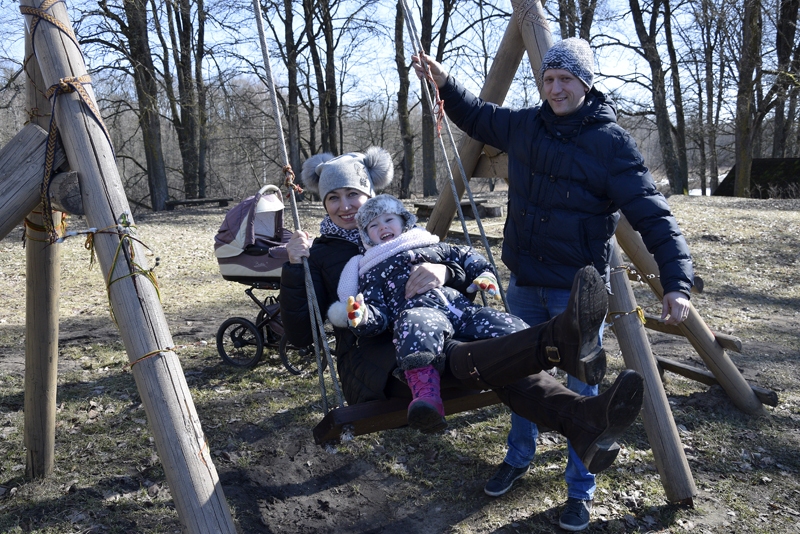 Lieldienās kārtīgi jāizšūpojas, lai vasarā nedzeļ odi. To ielāgo Irīna Stapkēviča un Raitis Sirmanis, kā arī mazulis.
Autors: Ivars Bogdanovs