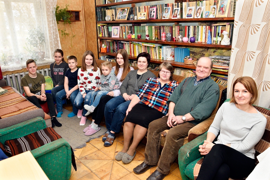 Vecsaules pagasta «Sarmiņās», kā tas ierasts Lieldienās, viesu istabā pulcējas trīs paaudzes: paši jaunākie Mustermaņi, vidējā un vecākā paaudze.
Autors: Ivars Bogdanovs