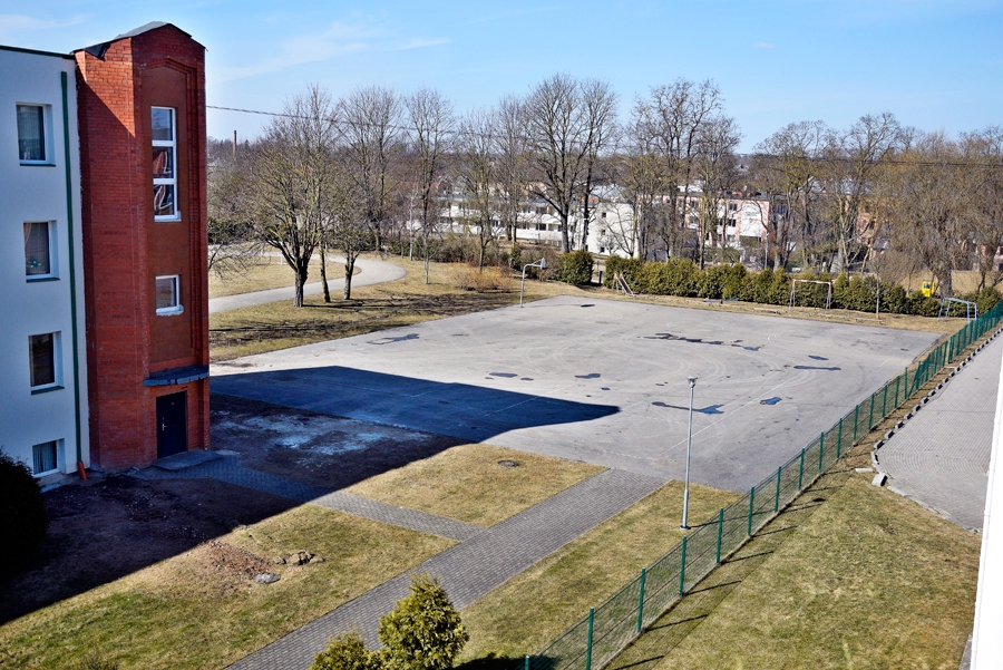 Bauskas 2. vidusskolas sporta laukuma pārbūvi gatavojas sākt SIA «Reaton Ltd» . Pēc rekonstrukcijas te būs trīs zonas: teritorija pirmsskolas vecuma audzēkņiem, teritorija pie Bauskas 2. vidusskolas un otrpus Rijas ielai – 1. līdz 12. klašu audzēkņiem – un teritorija pie Rijas ielas. Pārbūvējot sporta laukumu, varēs nodrošināt sporta nodarbības Bauskas 2. vidusskolas, pilsētas pamatskolas un bērnudārza «Zīlīte» audzēkņiem.
Autors: Ivars Bogdanovs