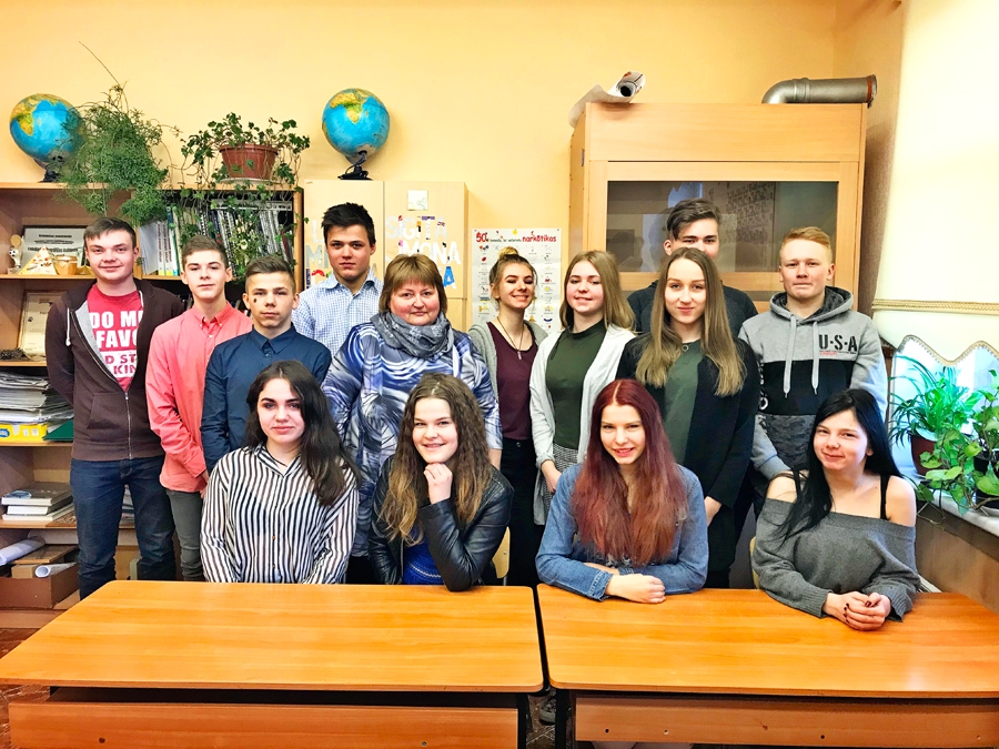 9. klases skolēni un audzinātāja Velga Ērgle.
Autors: Artūrs Dulbe