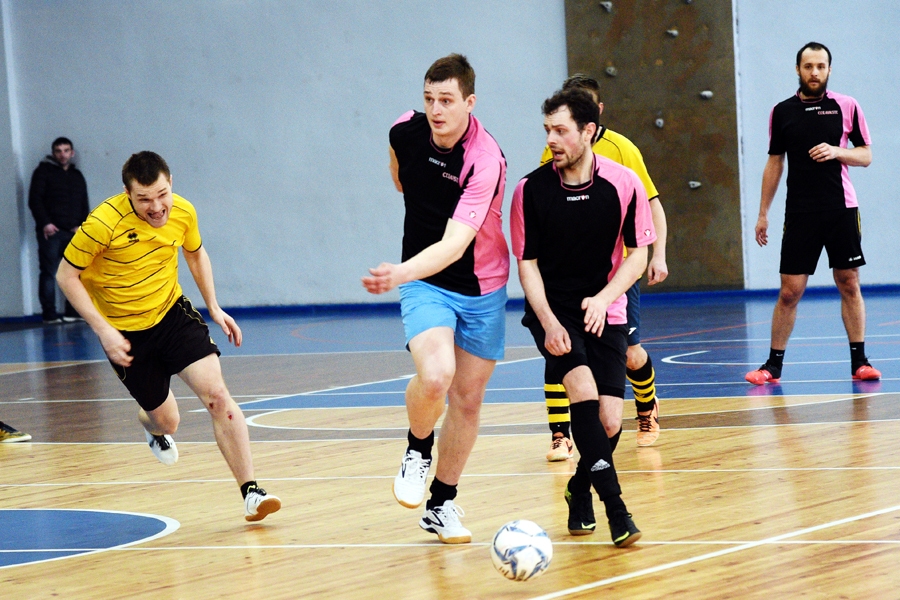 «Uzvaras» komandas spēlētājs Jānis Cīrulis (no kreisās) mēģina apturēt Jāņa Kuķalka un Riharda Dervina no vienības «Ceraukste» uzbrukumu.
Autors: Uldis Varnevičs