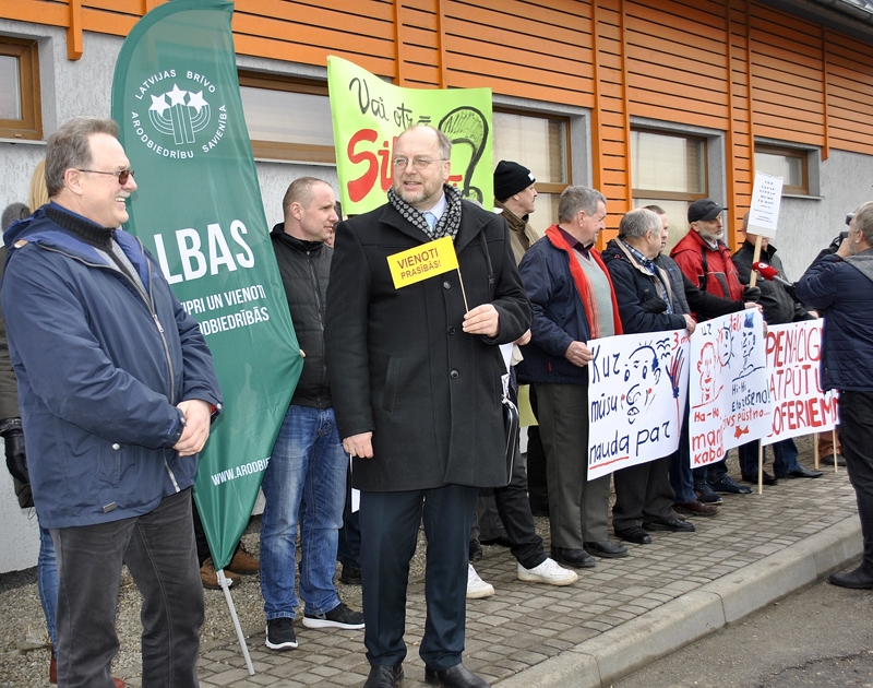 Piketā Bauskā piedalījās ne tikai SIA «Aips» šoferi. Atbalstīt viņus bija ieradušies arī kolēģi no citiem pasažieru pārvadātāju uzņēmumiem, citu nozaru arodbiedrību pārstāvji, arī Latvijas Brīvo arodbiedrību savienības priekšsēdētājs Egīls Baldzēns (otrais no kreisās).
Autors: Vilnis Auzāns