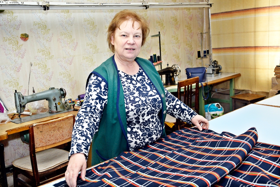 Baušķeniece Ināra Krauze par darba trūkumu pašlaik sūdzēties nevar, jo saistībā ar Dziesmu un deju svētkiem pieprasījums pēc tautastērpu auduma ir liels.
Autors: Ivars Bogdanovs