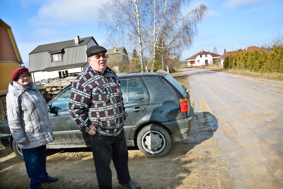 Mairita un Vladimirs Stupini cer, ka šoreiz solījumi par Celtnieku ielas asfaltēšanu piepildīsies.
Autors: Ivars Bogdanovs