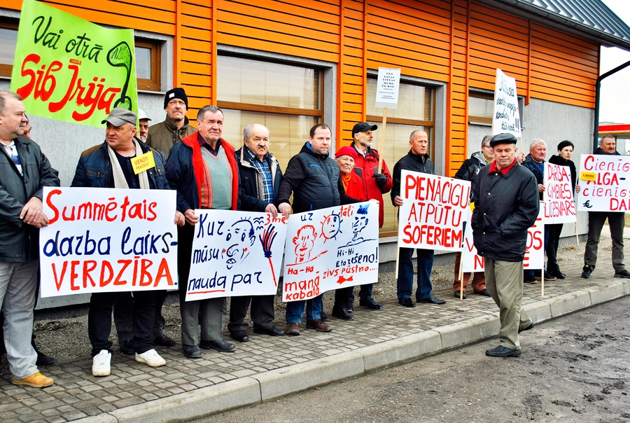 Piketā Bauskā piedalījās ne tikai SIA «Aips» šoferi. Atbalstīt viņus bija ieradušies kolēģi no citiem pasažieru pārvadātāju uzņēmumiem, citu nozaru arodbiedrību pārstāvji, arī Latvijas Brīvo arodbiedrību savienības priekšsēdētājs Egīls Baldzēns.
Autors: Vilnis Auzāns