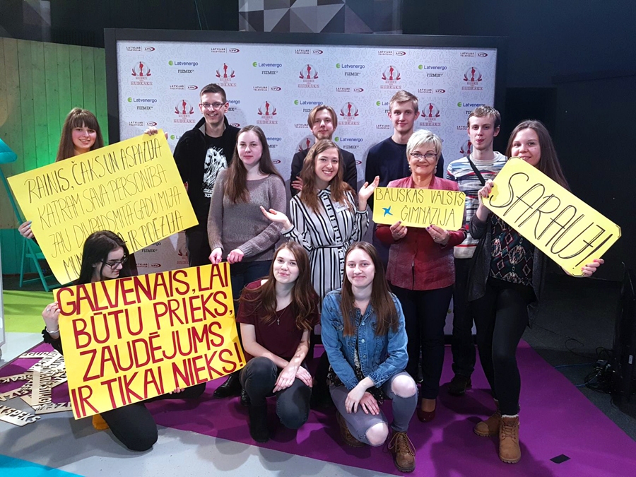 Elīna Pole, Bauskas Valsts ģimnāzijas 12. klases skolniece, kopā ar atbalstītājiem.
Autors: no E. Poles albuma