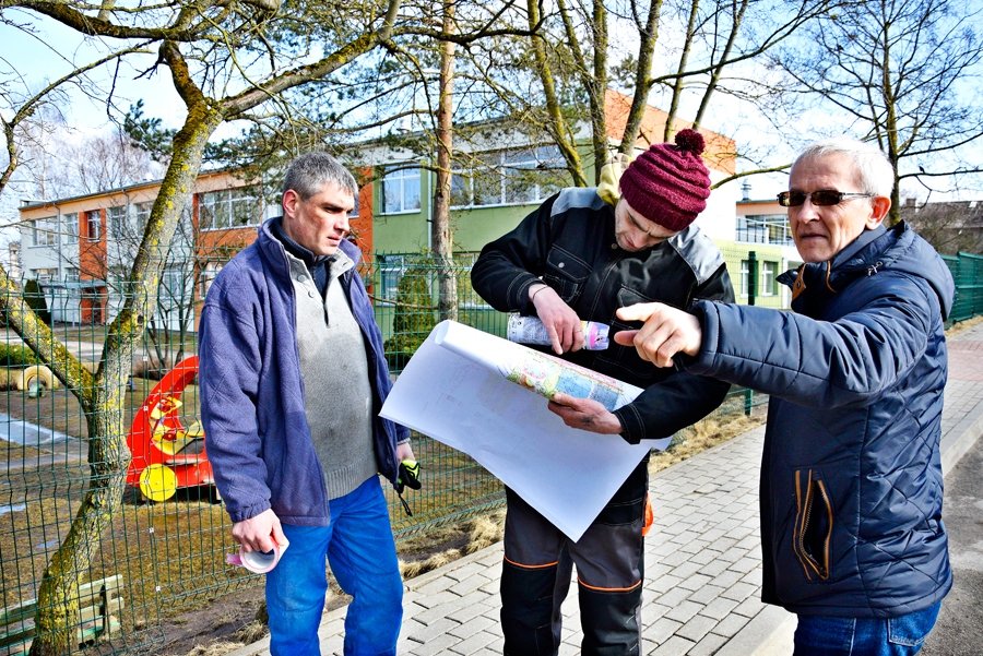 SIA «Uzars» strādnieki kopā ar Bauskas novada domes priekšsēdētāja vietnieku Voldemāru Čaču (no labās) plānā un dabā noskaidro izzāģēšanai paredzētos kokus.
Autors: Ivars Bogdanovs