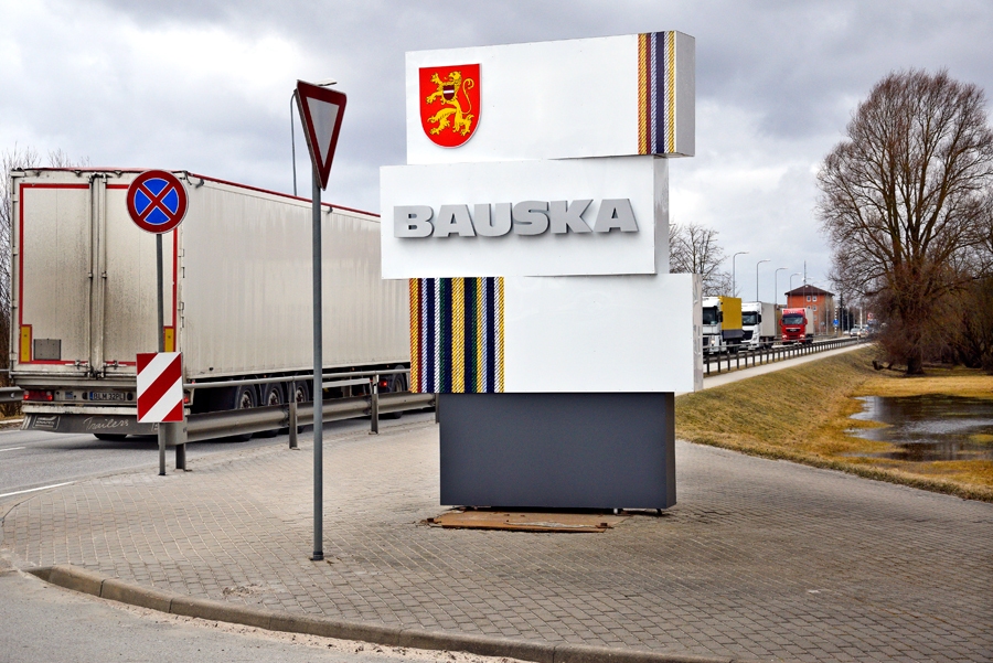 Bauskas nosaukuma stendi papildināti ar tautiskiem dizaina elementiem – Ceraukstes jostas un Zemgales brunču raksta motīviem.
Autors: Ivars Bogdanovs