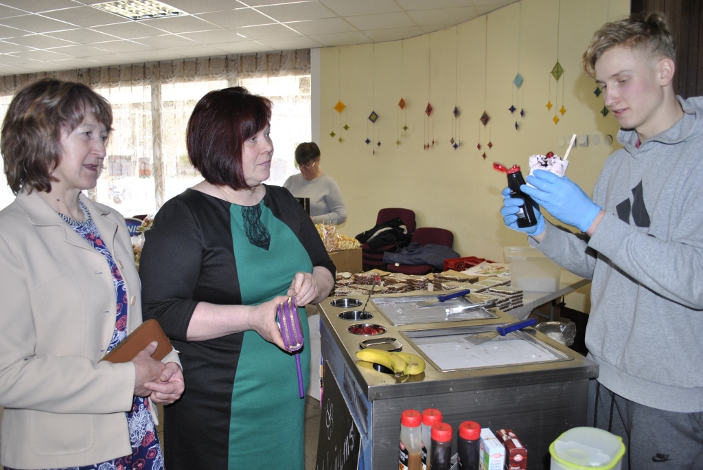 Jelgavnieka Toma Pakula saldējumu nobaudīs brunavietes Rimute Vanaga (no kreisās)  un Anita Briede.
Autors: Vilnis Auzāns