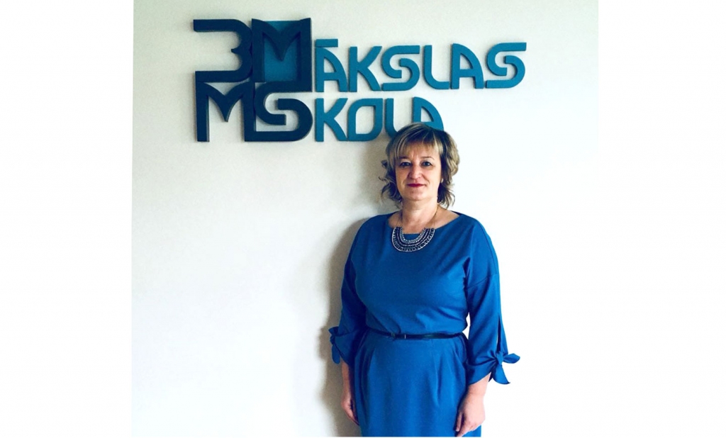 Bauskas mūzikas un mākslas skolas direktore Anita Velmunska pie iestādes jaunā logo.
Autors: no albuma