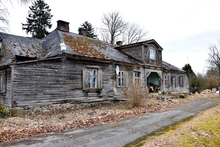 Mācītājmuiža Bārbelē, ampīra stilā būvēta koka ēka, pašlaik izskatās nožēlojami un ir avārijas stāvoklī. Arī šī celtne ir baznīcas īpašums, kuru tā par simbolisku maksu vēlētos pārdot vietējai pašvaldībai.
Autors: Ivars Bogdanovs