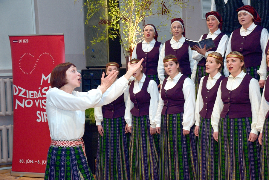 Koris «Mežotne» un diriģente Mārīte Jonkus.
Autors: Ivars Bogdanovs