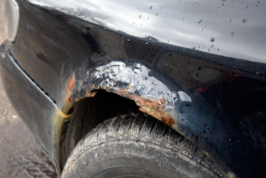 Automobilis jānogādā pie meistara, lai novērstu tālāku rūsēšanu.
Autors: Ivars Bogdanovs