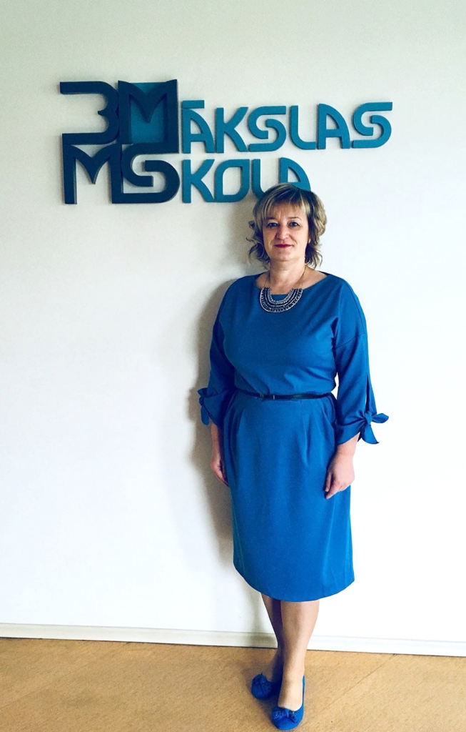 Bauskas mūzikas un mākslas skolas direktore Anita Velmunska pie iestādes jaunā logo.
Autors: no albuma