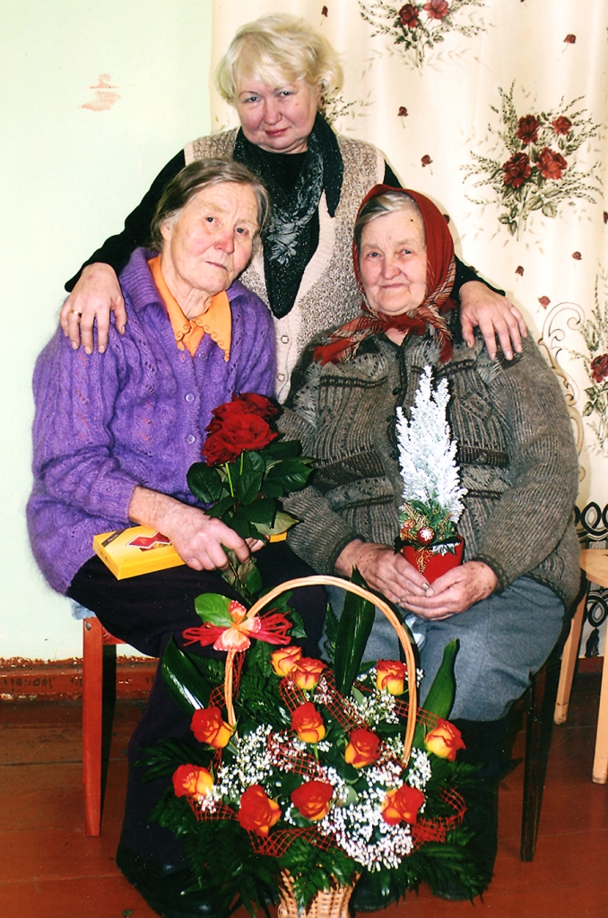 Jubilāre Ausma Dutka (no labās) kopā ar Dzidru Briedi un meitu Skaidrīti Zvirbuli (vidū).
Autors: no jubilāres albuma