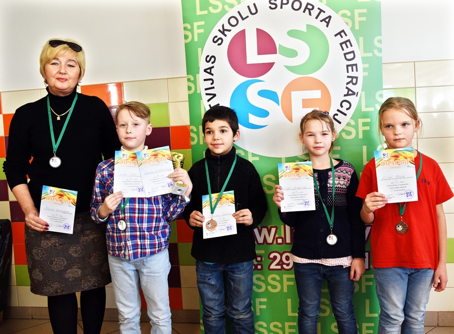 Bauskas 2. vidusskolas sporta skolotāja Jeļena Vederņikova priecājas kopā ar savas skolas U9 komandu, kas izcīnīja trešo vietu, – Niku Ēķi (no kreisās), Danielu Rozi, Elīzu Manavicku un Elīnu Arāju.
Autors: Uldis Varnevičs