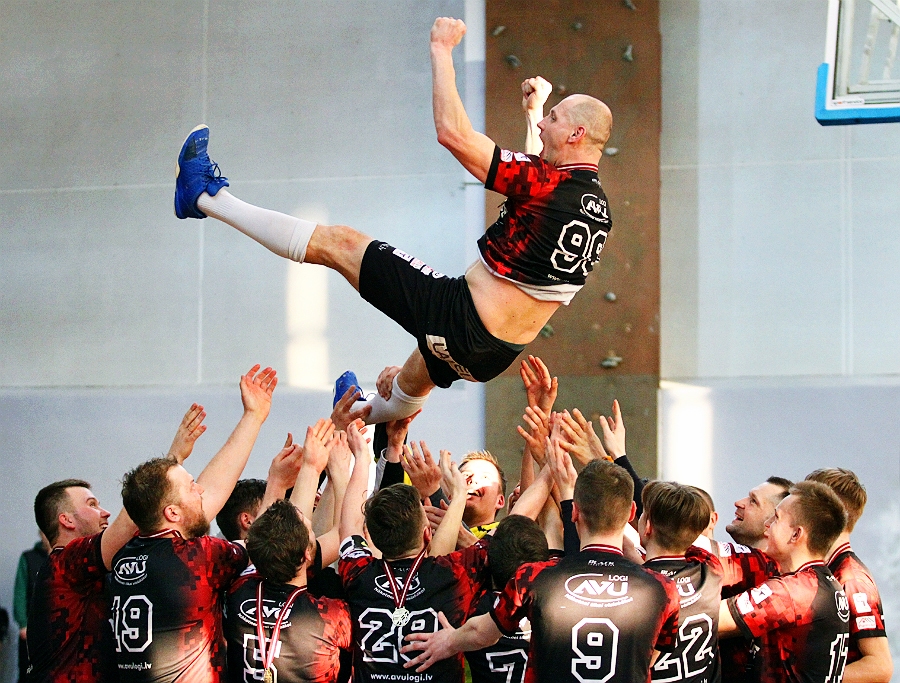 Čempioni. Bauskas novada komandas «SC «Mēmele»/Code» treneri Ingu Panteļejevu spēlētāji sveic, metot gaisā.
Autors: Elīna Gruncka