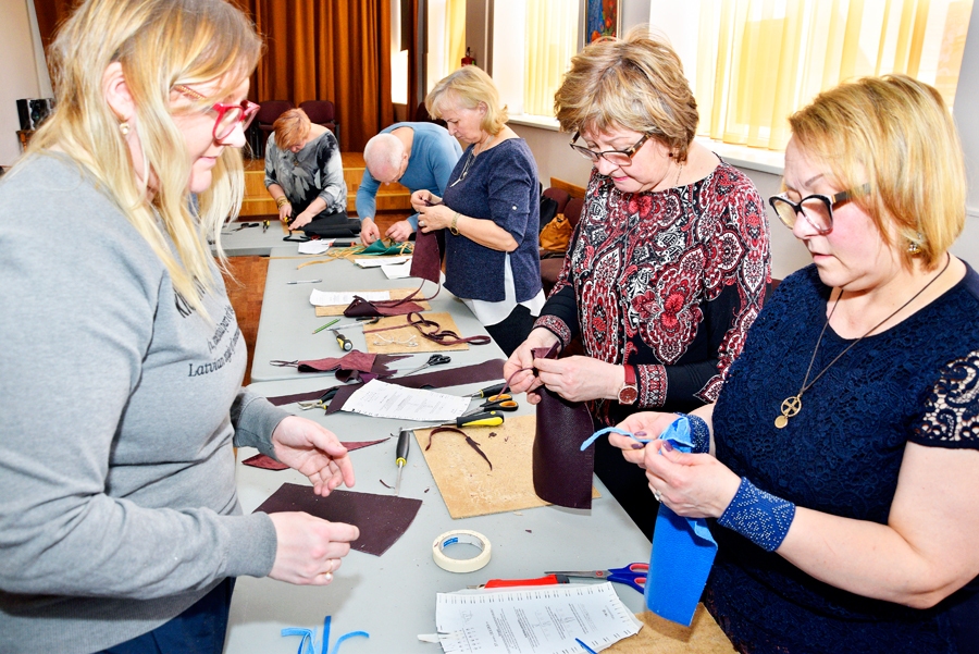 Talantīgās mācekles tikušas līdz pastaliņu purngala veidošanai, no labās – Ilze Strēle, Irēna Langenfelde, Gunta Novika.
Autors: Ivars Bogdanovs