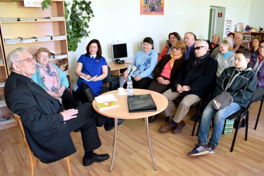 Ēriks Hānbergs omulīgā sarunā ar vietējiem ļaudīm.
Autors: Žanna Zālīte