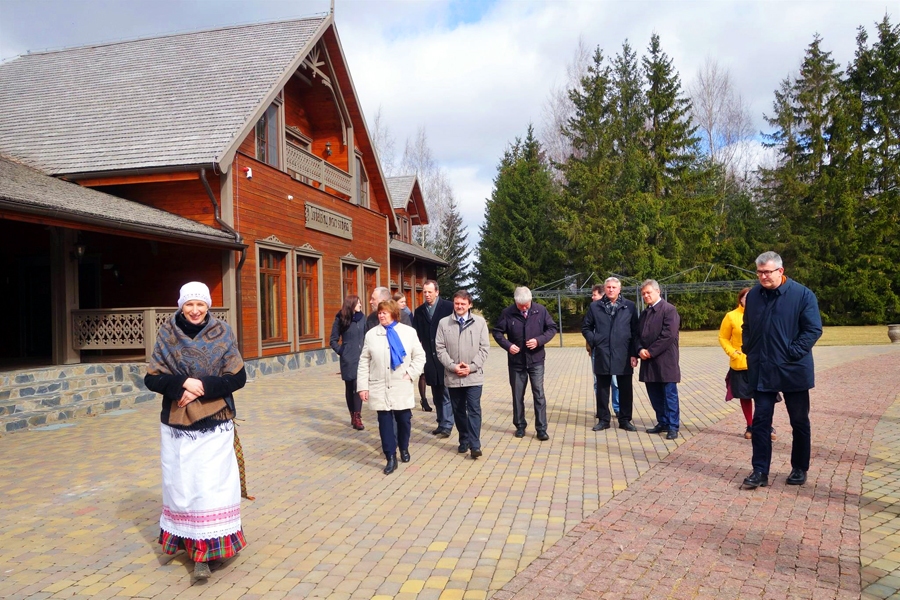 Akcijas «Iepazīsti kaimiņus Zemgalē!» dalībpašvaldību vadītāji pagājušajā nedēļā Biržos.
Autors: no albuma